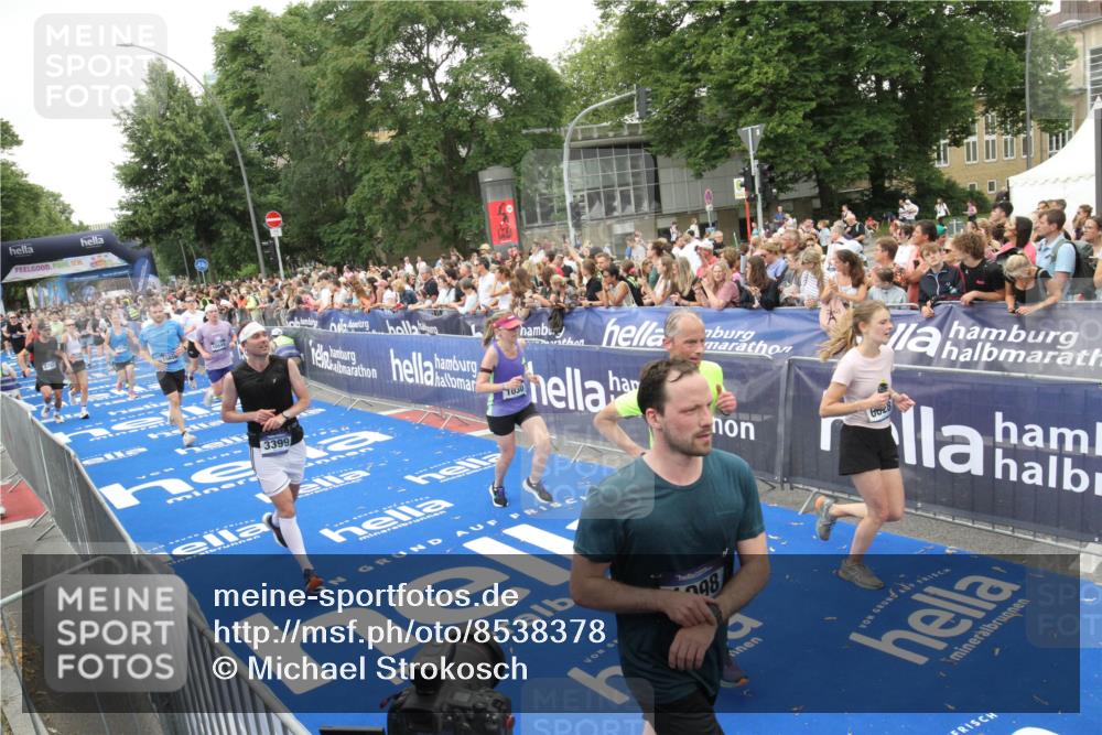 29.06.2025 - hella hamburg halbmarathon Michael Strokosch http://msf.ph/oto/8538378 29.06.2025 10:53:41 Ziel  meine-sportfotos.de