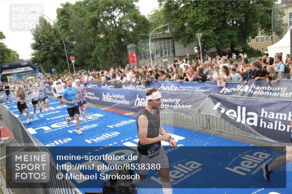 29.06.2025 - hella hamburg halbmarathon Michael Strokosch http://msf.ph/oto/8538380 29.06.2025 10:53:42 Ziel  meine-sportfotos.de