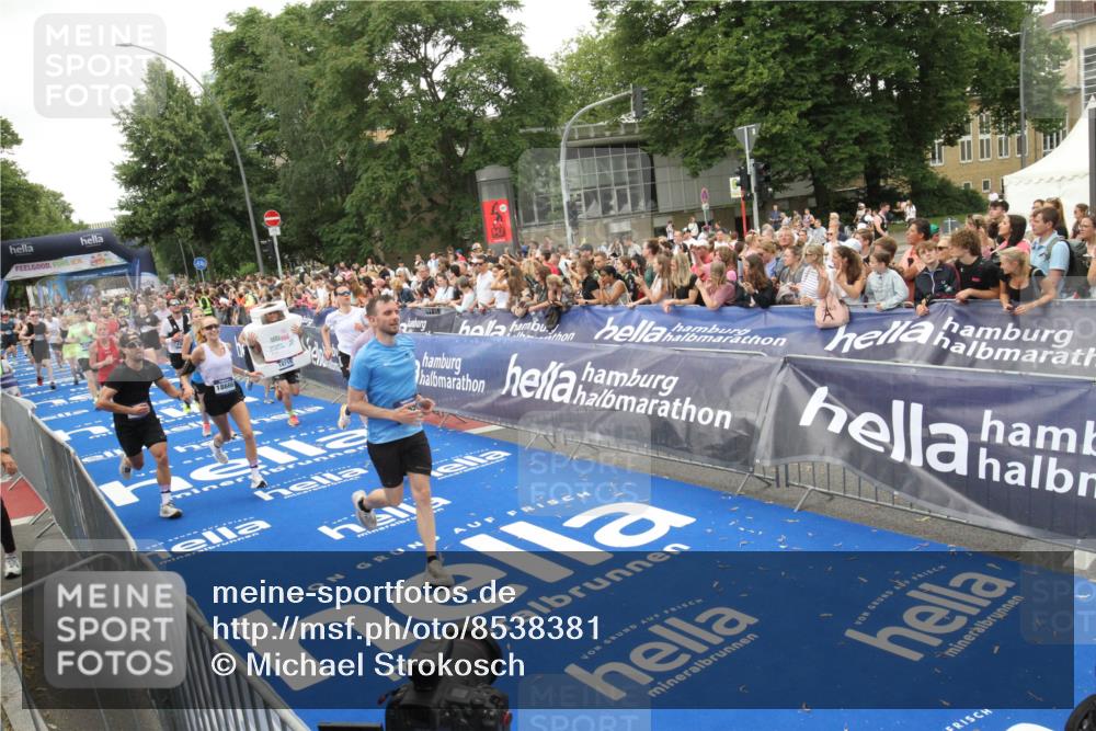 29.06.2025 - hella hamburg halbmarathon Michael Strokosch http://msf.ph/oto/8538381 29.06.2025 10:53:42 Ziel  meine-sportfotos.de