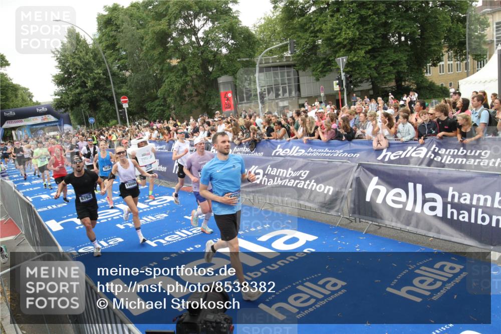 29.06.2025 - hella hamburg halbmarathon Michael Strokosch http://msf.ph/oto/8538382 29.06.2025 10:53:43 Ziel  meine-sportfotos.de