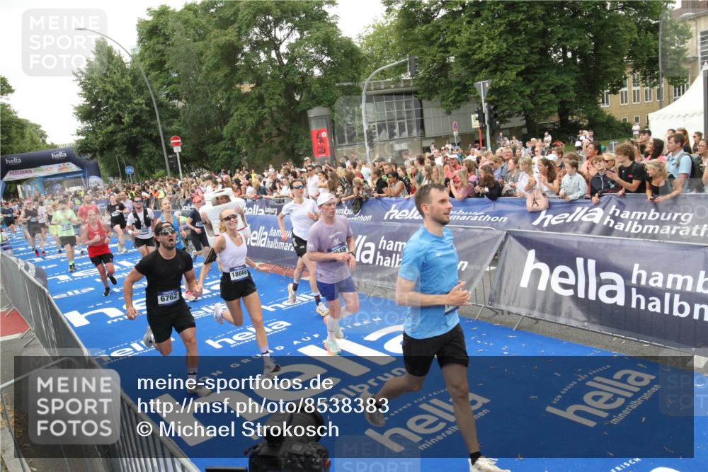 29.06.2025 - hella hamburg halbmarathon Michael Strokosch http://msf.ph/oto/8538383 29.06.2025 10:53:43 Ziel  meine-sportfotos.de