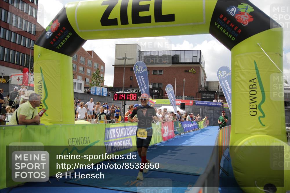 10.08.2025 - GEWOBA Citytriathlon Bremen H.Heesch http://msf.ph/oto/8538650 10.08.2025 11:44:45 Ziel 27, 435, 454 meine-sportfotos.de