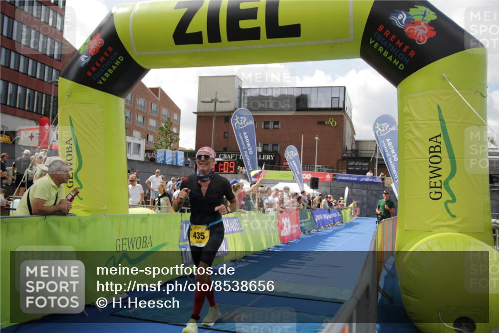 10.08.2025 - GEWOBA Citytriathlon Bremen H.Heesch http://msf.ph/oto/8538656 10.08.2025 11:44:46 Ziel 27, 435, 454 meine-sportfotos.de