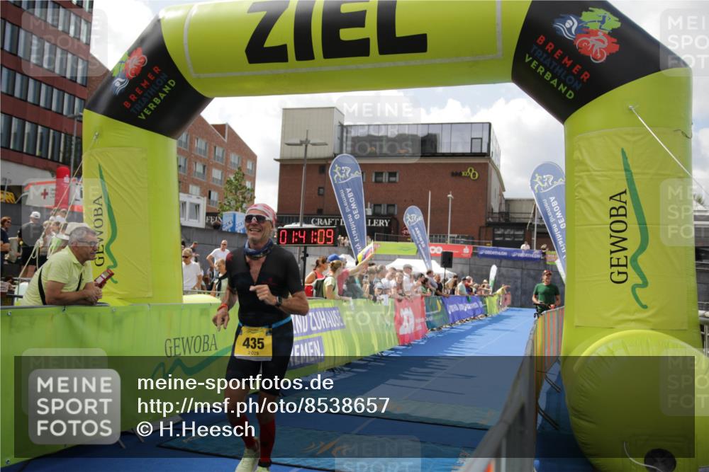 10.08.2025 - GEWOBA Citytriathlon Bremen H.Heesch http://msf.ph/oto/8538657 10.08.2025 11:44:46 Ziel 27, 435, 454 meine-sportfotos.de