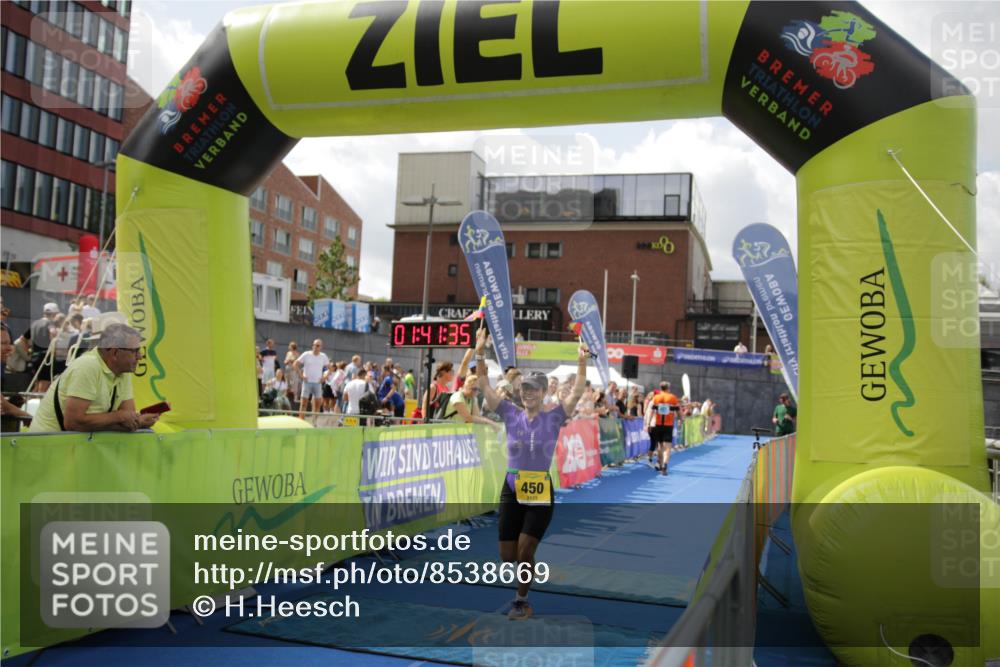 10.08.2025 - GEWOBA Citytriathlon Bremen H.Heesch http://msf.ph/oto/8538669 10.08.2025 11:45:12 Ziel 450 meine-sportfotos.de