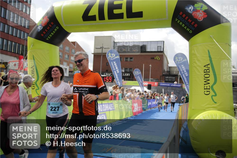 10.08.2025 - GEWOBA Citytriathlon Bremen H.Heesch http://msf.ph/oto/8538693 10.08.2025 11:45:36 Ziel 227 meine-sportfotos.de