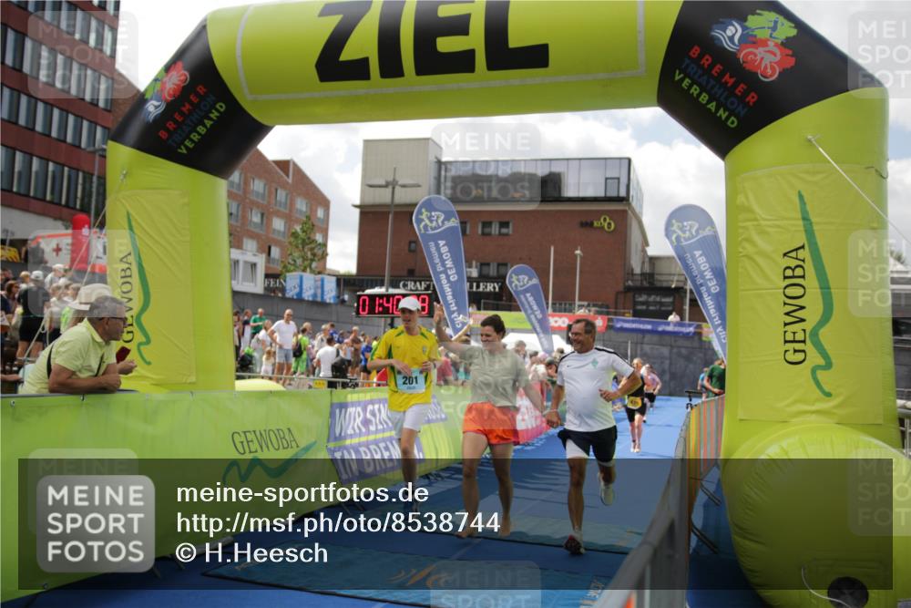 10.08.2025 - GEWOBA Citytriathlon Bremen H.Heesch http://msf.ph/oto/8538744 10.08.2025 11:43:45 Ziel 201 meine-sportfotos.de