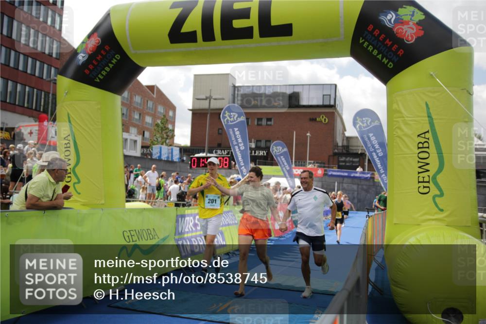 10.08.2025 - GEWOBA Citytriathlon Bremen H.Heesch http://msf.ph/oto/8538745 10.08.2025 11:43:45 Ziel 201 meine-sportfotos.de
