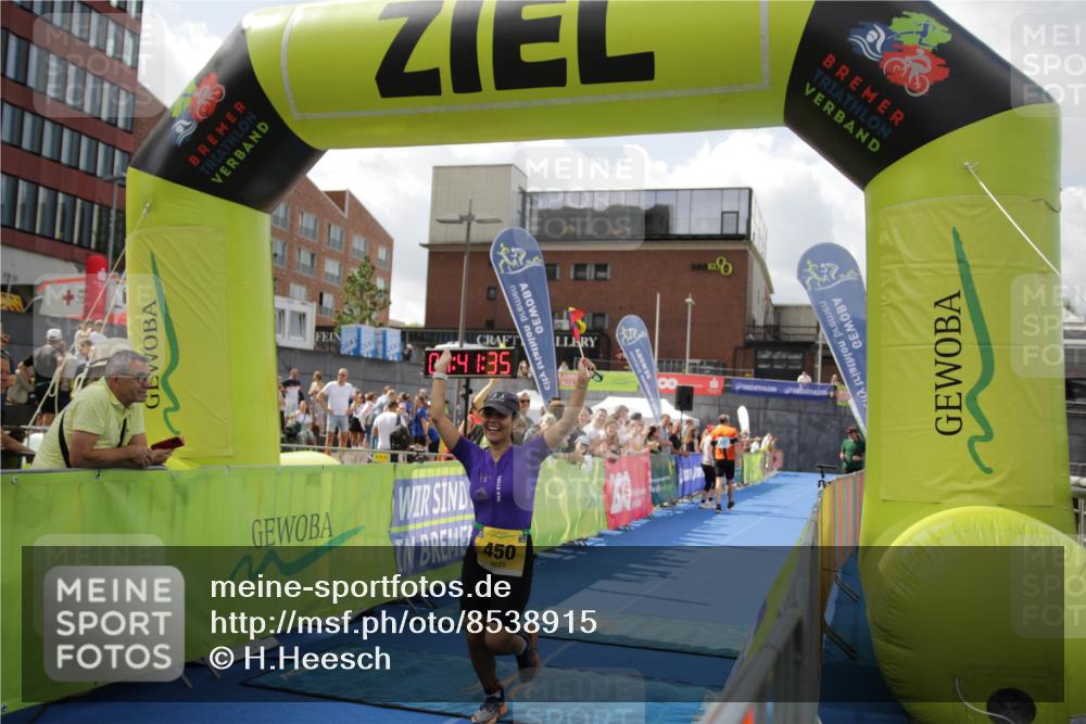 10.08.2025 - GEWOBA Citytriathlon Bremen H.Heesch http://msf.ph/oto/8538915 10.08.2025 11:45:12 Ziel 450 meine-sportfotos.de