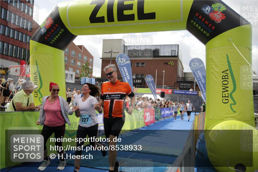 10.08.2025 - GEWOBA Citytriathlon Bremen H.Heesch http://msf.ph/oto/8538933 10.08.2025 11:45:36 Ziel 227 meine-sportfotos.de