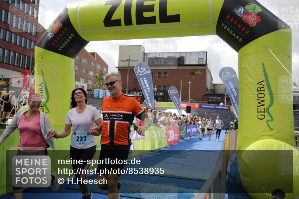 10.08.2025 - GEWOBA Citytriathlon Bremen H.Heesch http://msf.ph/oto/8538935 10.08.2025 11:45:36 Ziel 227 meine-sportfotos.de