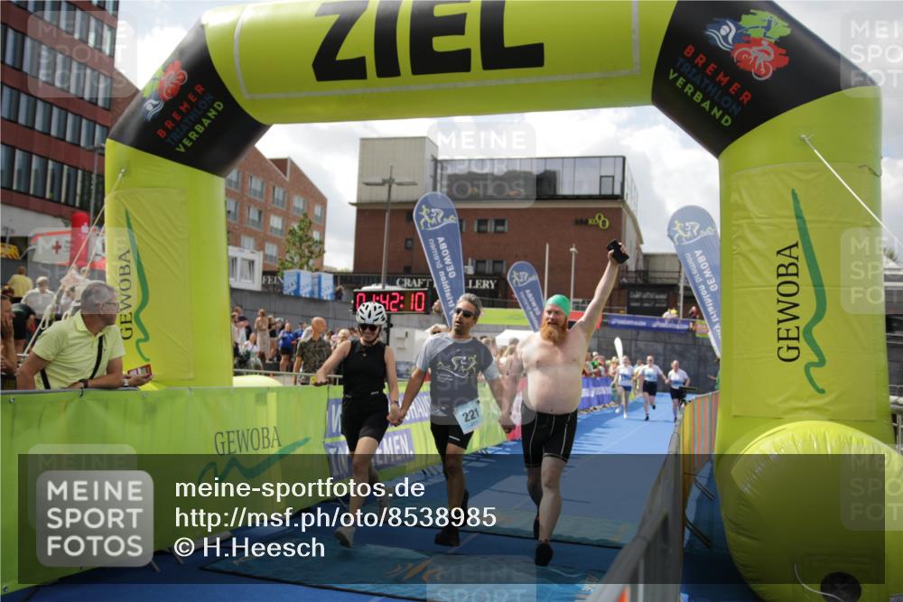 10.08.2025 - GEWOBA Citytriathlon Bremen H.Heesch http://msf.ph/oto/8538985 10.08.2025 11:45:47 Ziel 39, 221, 227 meine-sportfotos.de