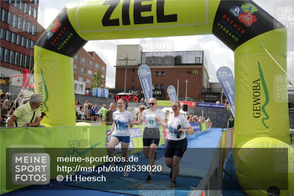 10.08.2025 - GEWOBA Citytriathlon Bremen H.Heesch http://msf.ph/oto/8539020 10.08.2025 11:45:52 Ziel 23, 39, 221 meine-sportfotos.de
