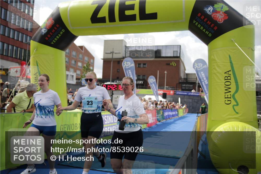 10.08.2025 - GEWOBA Citytriathlon Bremen H.Heesch http://msf.ph/oto/8539026 10.08.2025 11:45:53 Ziel 23, 39, 221 meine-sportfotos.de