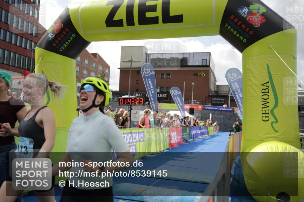 10.08.2025 - GEWOBA Citytriathlon Bremen H.Heesch http://msf.ph/oto/8539145 10.08.2025 11:47:00 Ziel 73, 113, 217 meine-sportfotos.de