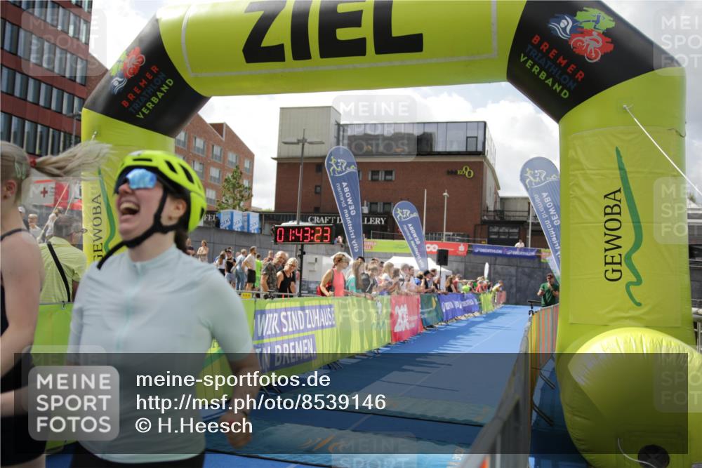 10.08.2025 - GEWOBA Citytriathlon Bremen H.Heesch http://msf.ph/oto/8539146 10.08.2025 11:47:00 Ziel 73, 113, 217 meine-sportfotos.de