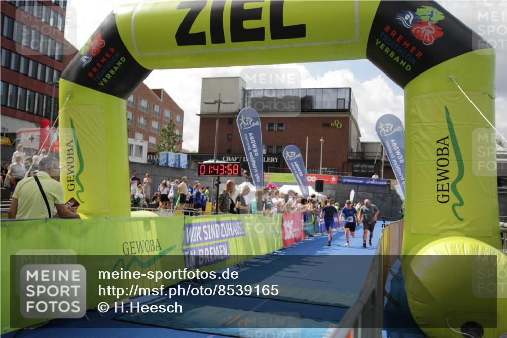 10.08.2025 - GEWOBA Citytriathlon Bremen H.Heesch http://msf.ph/oto/8539165 10.08.2025 11:47:35 Ziel 415 meine-sportfotos.de