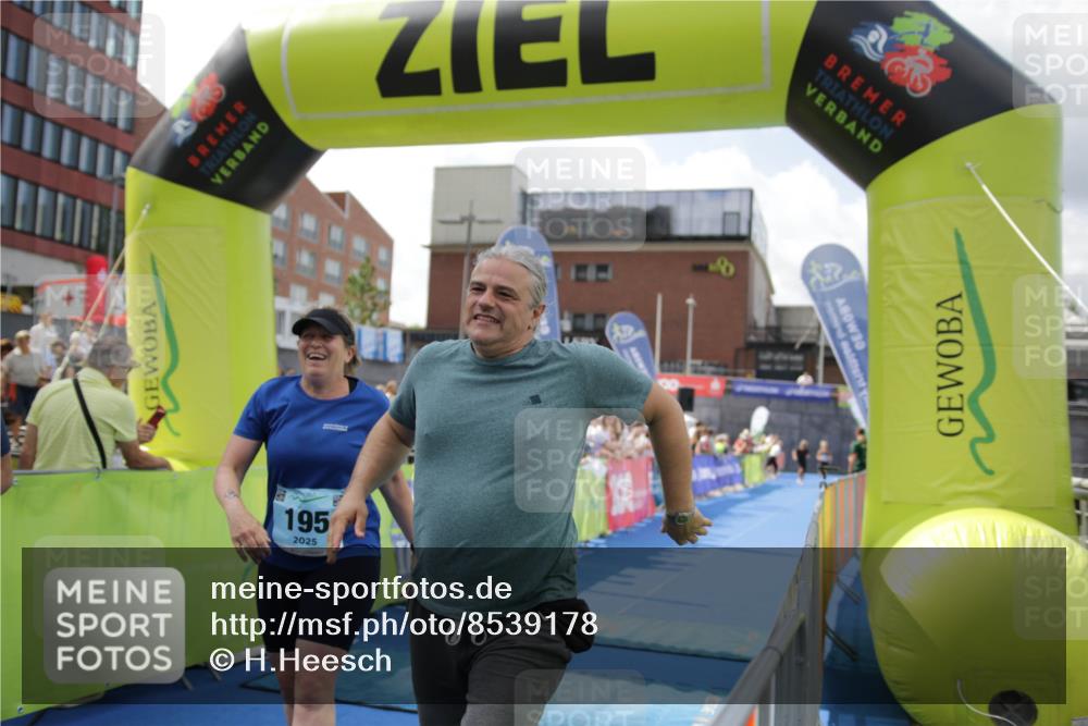 10.08.2025 - GEWOBA Citytriathlon Bremen H.Heesch http://msf.ph/oto/8539178 10.08.2025 11:47:40 Ziel 195, 415 meine-sportfotos.de