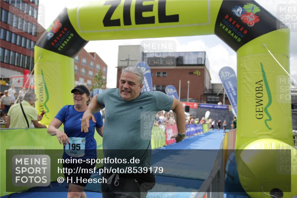10.08.2025 - GEWOBA Citytriathlon Bremen H.Heesch http://msf.ph/oto/8539179 10.08.2025 11:47:40 Ziel 195, 415 meine-sportfotos.de