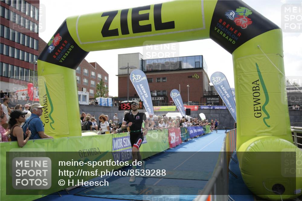 10.08.2025 - GEWOBA Citytriathlon Bremen H.Heesch http://msf.ph/oto/8539288 10.08.2025 13:51:45 Ziel 695 meine-sportfotos.de