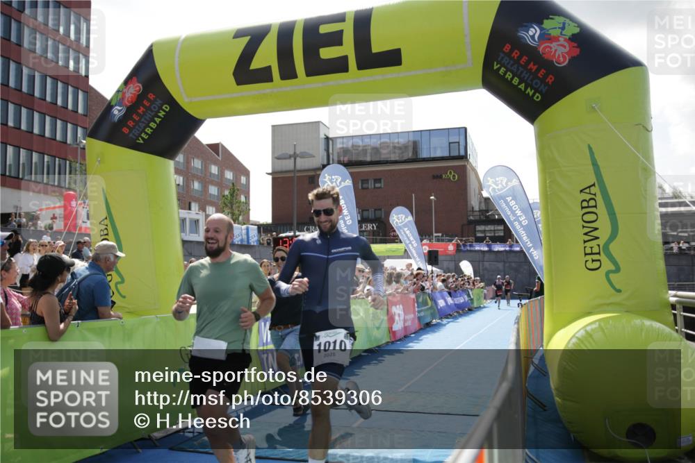 10.08.2025 - GEWOBA Citytriathlon Bremen H.Heesch http://msf.ph/oto/8539306 10.08.2025 13:56:12 Ziel 885, 1010 meine-sportfotos.de