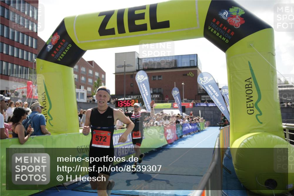 10.08.2025 - GEWOBA Citytriathlon Bremen H.Heesch http://msf.ph/oto/8539307 10.08.2025 13:56:20 Ziel 559, 572, 1010 meine-sportfotos.de