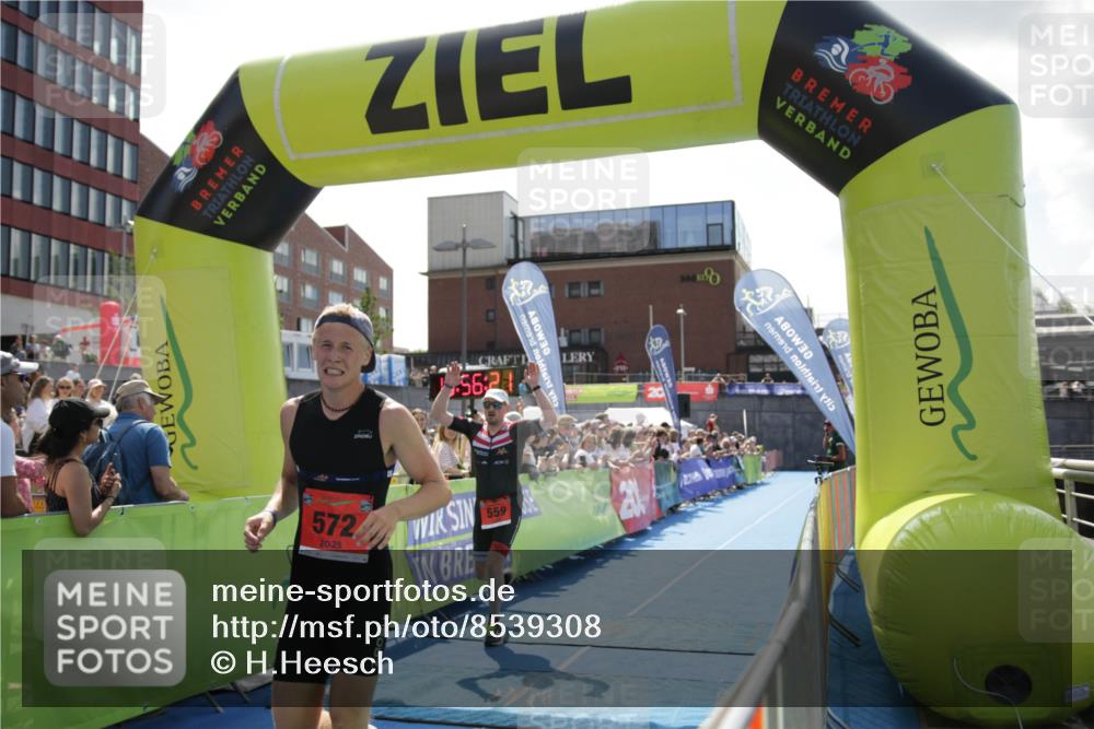 10.08.2025 - GEWOBA Citytriathlon Bremen H.Heesch http://msf.ph/oto/8539308 10.08.2025 13:56:20 Ziel 559, 572, 1010 meine-sportfotos.de
