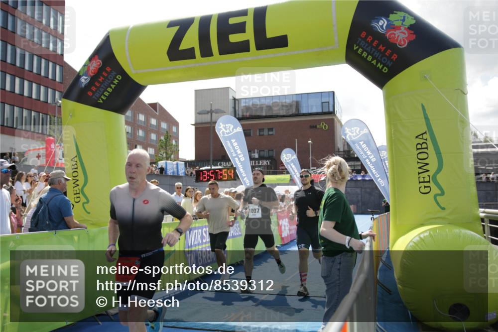 10.08.2025 - GEWOBA Citytriathlon Bremen H.Heesch http://msf.ph/oto/8539312 10.08.2025 13:57:53 Ziel 883, 1007 meine-sportfotos.de
