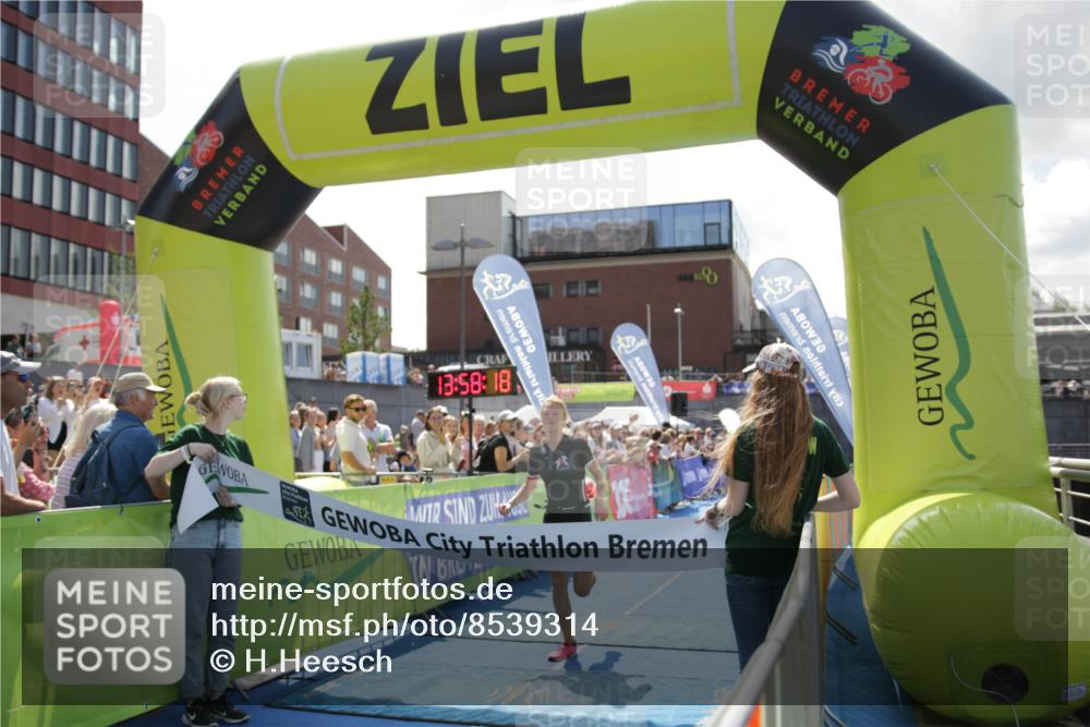 10.08.2025 - GEWOBA Citytriathlon Bremen H.Heesch http://msf.ph/oto/8539314 10.08.2025 13:58:17 Ziel 646, 916 meine-sportfotos.de