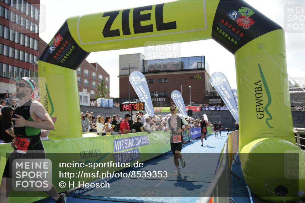 10.08.2025 - GEWOBA Citytriathlon Bremen H.Heesch http://msf.ph/oto/8539353 10.08.2025 14:07:06 Ziel 606, 677, 812 meine-sportfotos.de