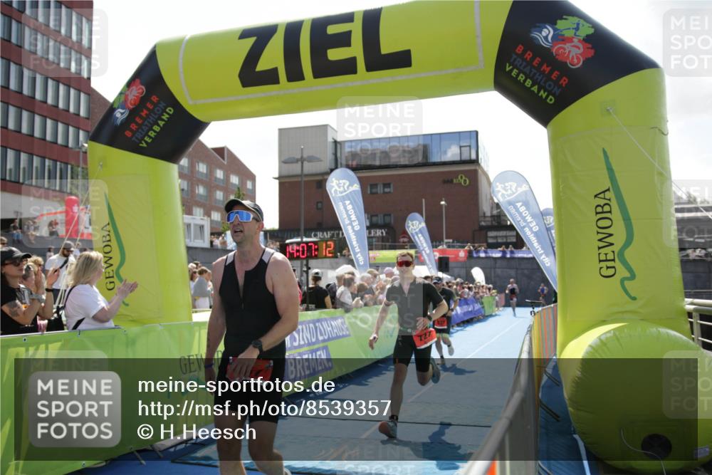 10.08.2025 - GEWOBA Citytriathlon Bremen H.Heesch http://msf.ph/oto/8539357 10.08.2025 14:07:11 Ziel 606, 677, 812 meine-sportfotos.de