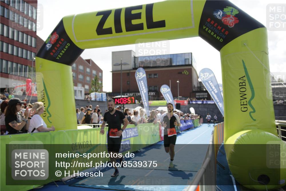 10.08.2025 - GEWOBA Citytriathlon Bremen H.Heesch http://msf.ph/oto/8539375 10.08.2025 14:08:56 Ziel 715, 857, 863 meine-sportfotos.de