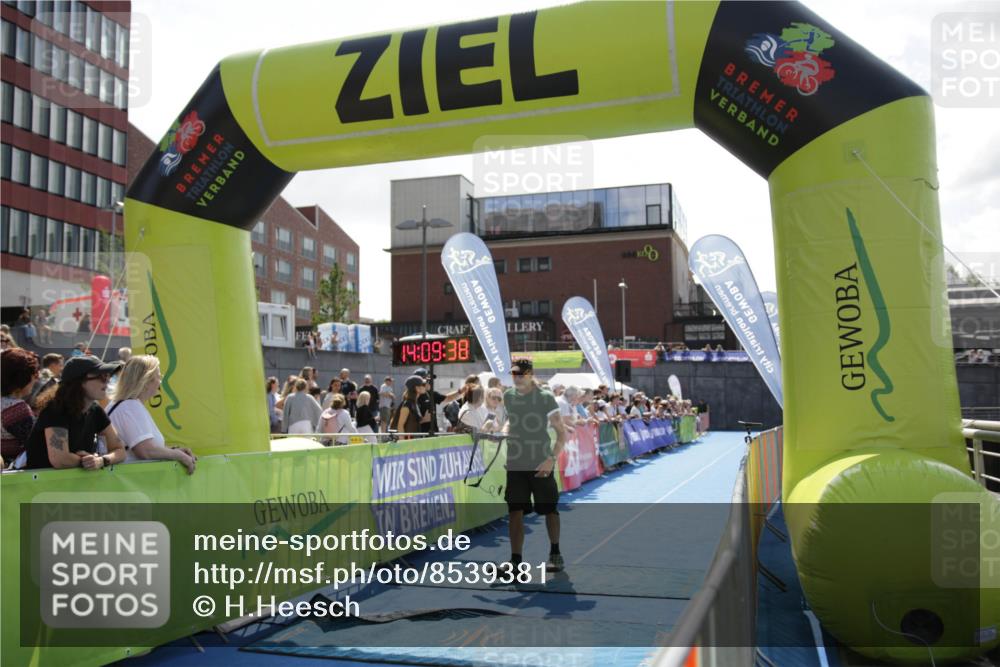 10.08.2025 - GEWOBA Citytriathlon Bremen H.Heesch http://msf.ph/oto/8539381 10.08.2025 14:09:37 Ziel 876 meine-sportfotos.de