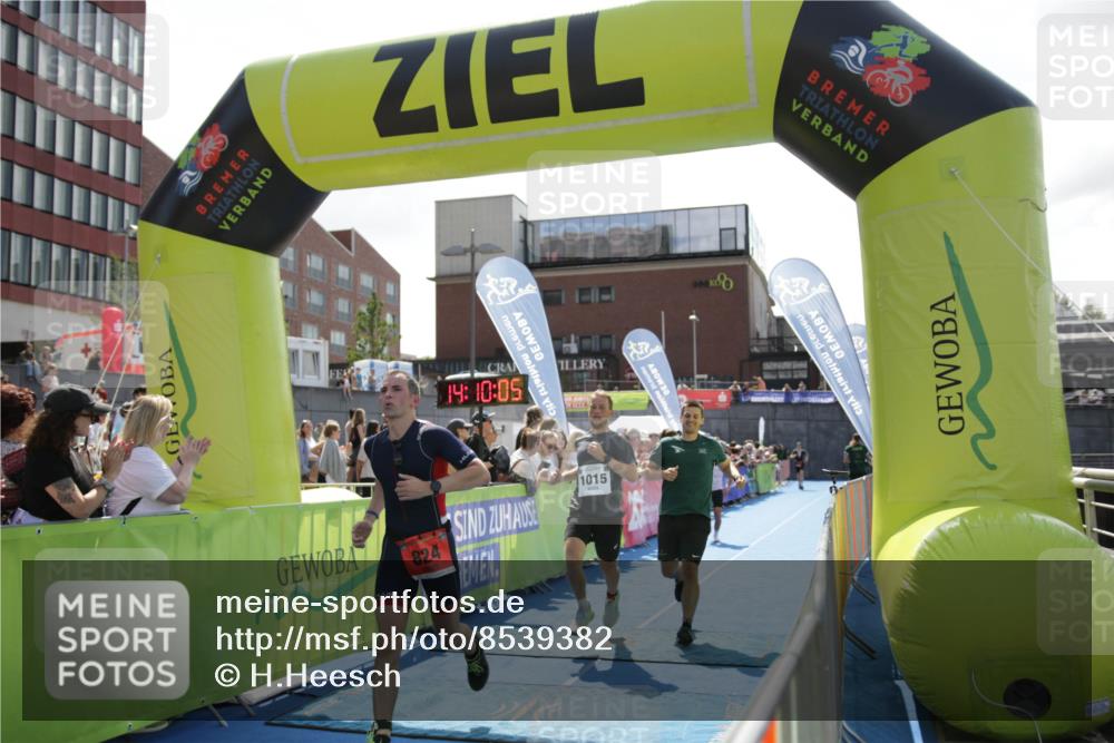 10.08.2025 - GEWOBA Citytriathlon Bremen H.Heesch http://msf.ph/oto/8539382 10.08.2025 14:10:03 Ziel 647, 824, 1015 meine-sportfotos.de