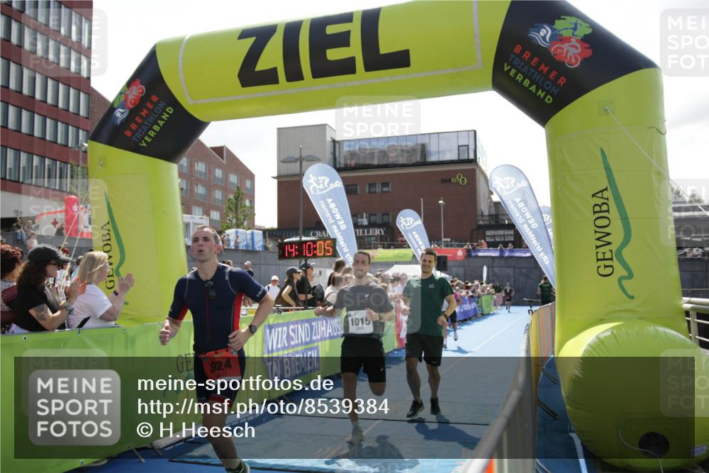 10.08.2025 - GEWOBA Citytriathlon Bremen H.Heesch http://msf.ph/oto/8539384 10.08.2025 14:10:03 Ziel 647, 824, 1015 meine-sportfotos.de