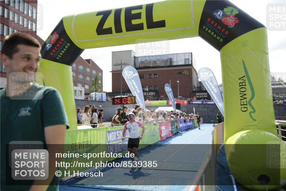 10.08.2025 - GEWOBA Citytriathlon Bremen H.Heesch http://msf.ph/oto/8539385 10.08.2025 14:10:06 Ziel 647, 824, 1015 meine-sportfotos.de