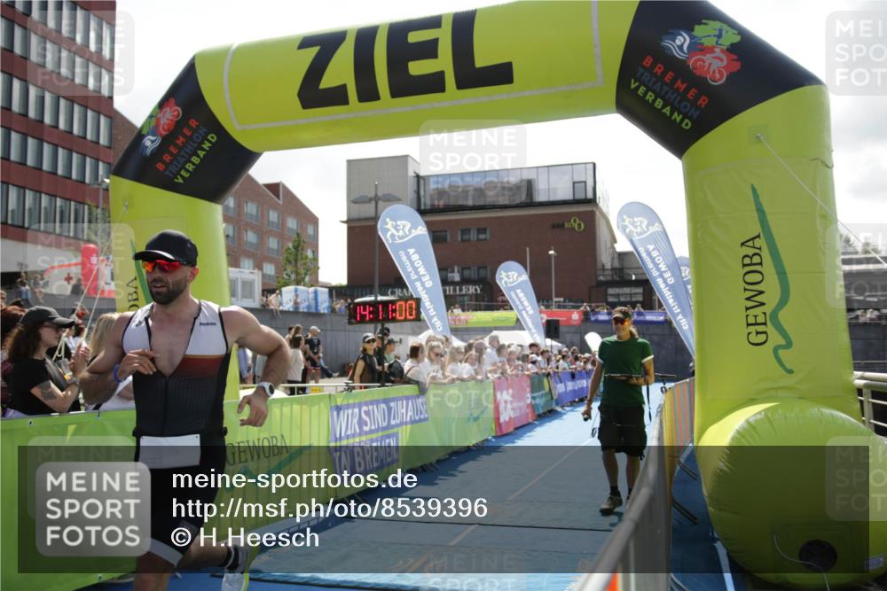 10.08.2025 - GEWOBA Citytriathlon Bremen H.Heesch http://msf.ph/oto/8539396 10.08.2025 14:10:58 Ziel 573, 784, 933 meine-sportfotos.de
