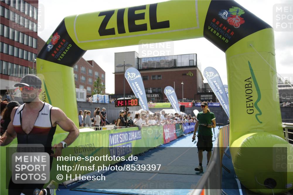 10.08.2025 - GEWOBA Citytriathlon Bremen H.Heesch http://msf.ph/oto/8539397 10.08.2025 14:10:58 Ziel 573, 784, 933 meine-sportfotos.de