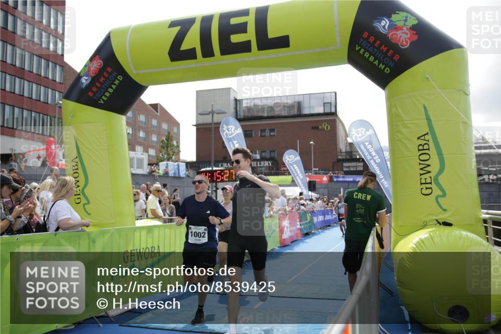 10.08.2025 - GEWOBA Citytriathlon Bremen H.Heesch http://msf.ph/oto/8539425 10.08.2025 14:15:25 Ziel 859, 1002 meine-sportfotos.de