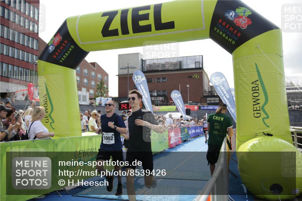10.08.2025 - GEWOBA Citytriathlon Bremen H.Heesch http://msf.ph/oto/8539426 10.08.2025 14:15:25 Ziel 859, 1002 meine-sportfotos.de