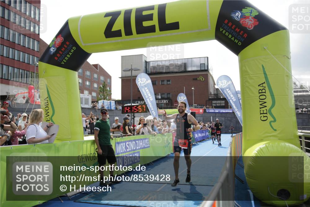 10.08.2025 - GEWOBA Citytriathlon Bremen H.Heesch http://msf.ph/oto/8539428 10.08.2025 14:15:55 Ziel 687, 699 meine-sportfotos.de