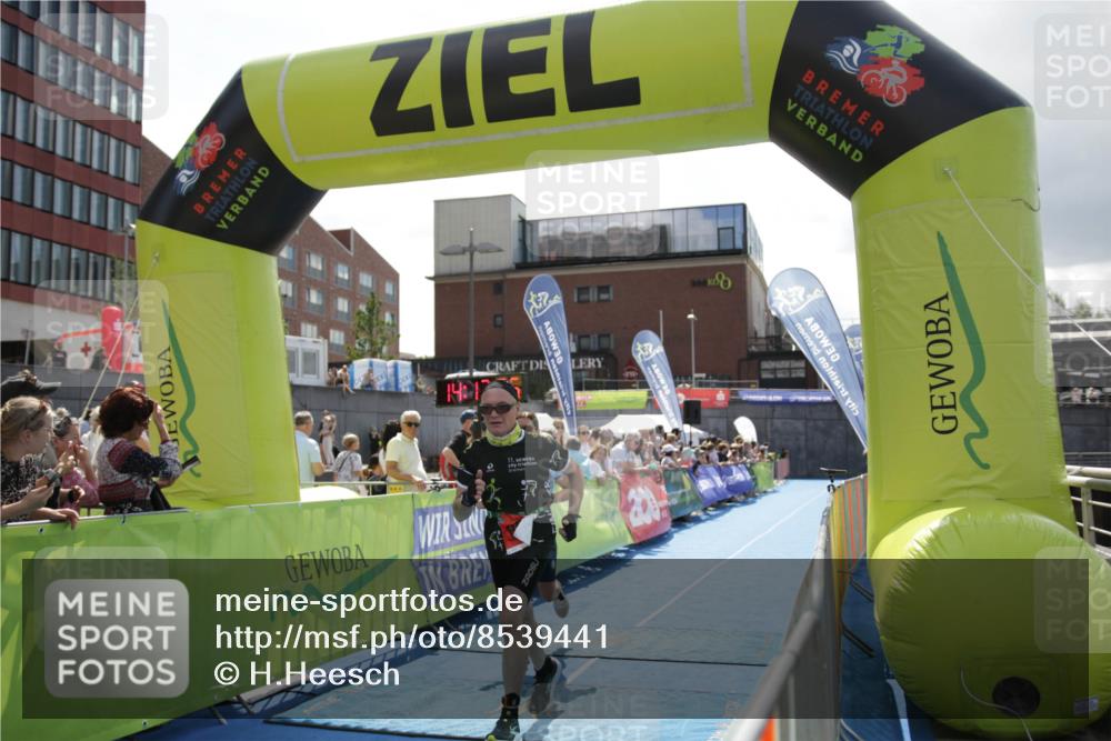 10.08.2025 - GEWOBA Citytriathlon Bremen H.Heesch http://msf.ph/oto/8539441 10.08.2025 14:17:24 Ziel 678, 870, 892, 977 meine-sportfotos.de