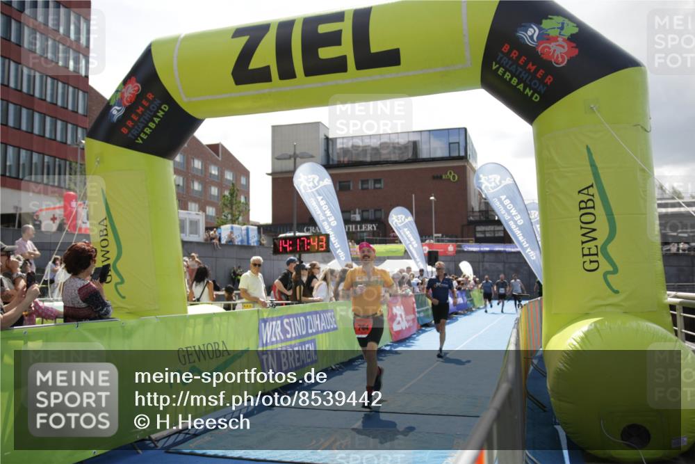 10.08.2025 - GEWOBA Citytriathlon Bremen H.Heesch http://msf.ph/oto/8539442 10.08.2025 14:17:41 Ziel 666, 764 meine-sportfotos.de
