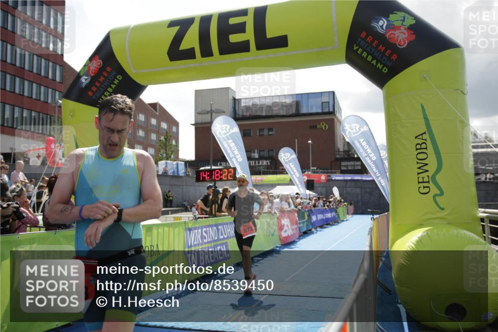 10.08.2025 - GEWOBA Citytriathlon Bremen H.Heesch http://msf.ph/oto/8539450 10.08.2025 14:18:20 Ziel 702, 752, 869 meine-sportfotos.de
