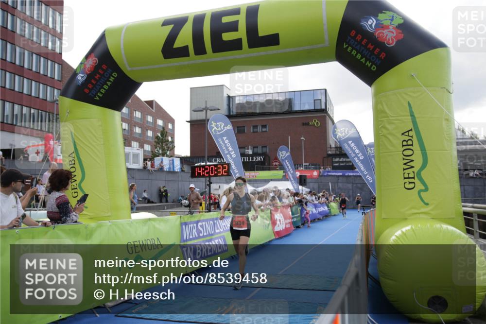 10.08.2025 - GEWOBA Citytriathlon Bremen H.Heesch http://msf.ph/oto/8539458 10.08.2025 14:20:30 Ziel 742, 858, 934 meine-sportfotos.de