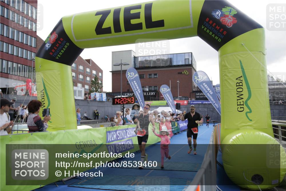 10.08.2025 - GEWOBA Citytriathlon Bremen H.Heesch http://msf.ph/oto/8539460 10.08.2025 14:20:42 Ziel 921, 934 meine-sportfotos.de