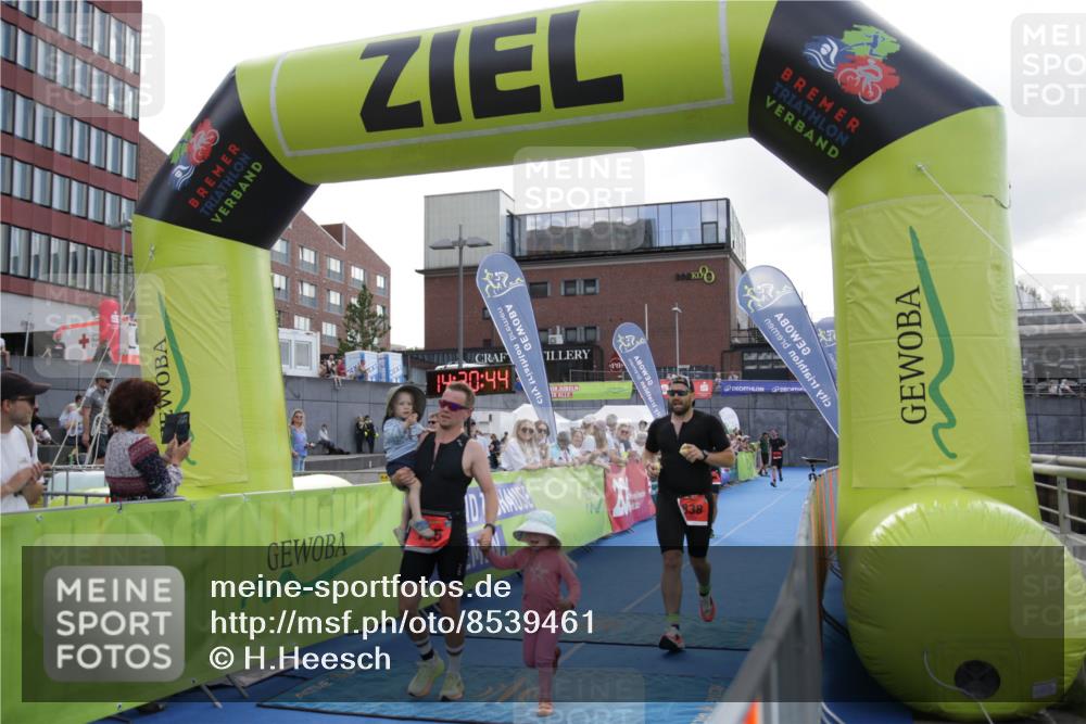 10.08.2025 - GEWOBA Citytriathlon Bremen H.Heesch http://msf.ph/oto/8539461 10.08.2025 14:20:43 Ziel 838, 921, 934 meine-sportfotos.de