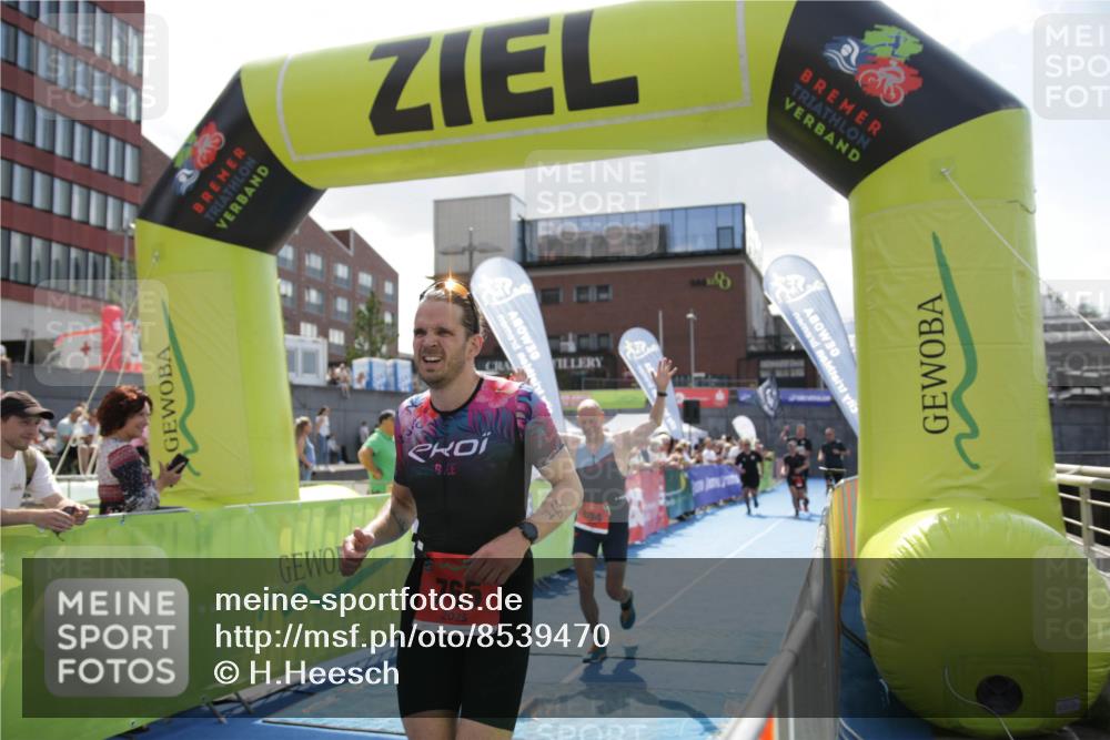10.08.2025 - GEWOBA Citytriathlon Bremen H.Heesch http://msf.ph/oto/8539470 10.08.2025 14:24:55 Ziel 765 meine-sportfotos.de