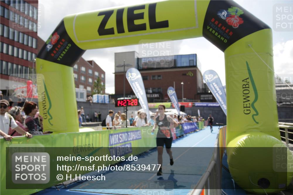 10.08.2025 - GEWOBA Citytriathlon Bremen H.Heesch http://msf.ph/oto/8539477 10.08.2025 14:27:27 Ziel 825, 939 meine-sportfotos.de