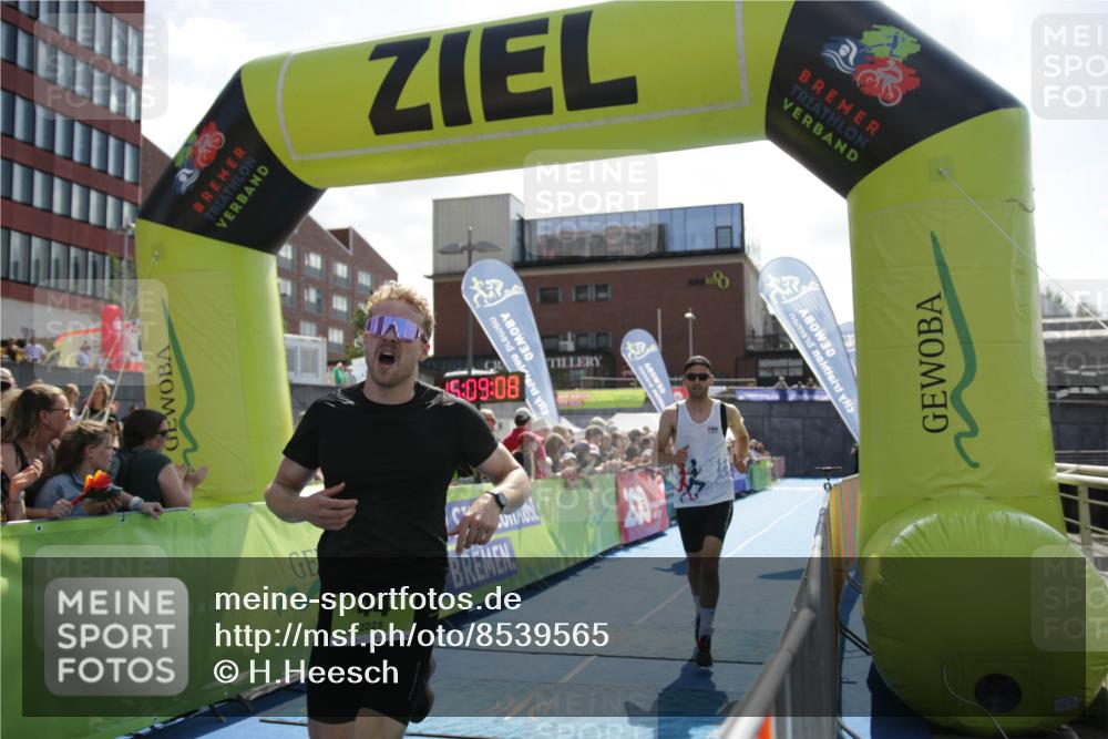 10.08.2025 - GEWOBA Citytriathlon Bremen H.Heesch http://msf.ph/oto/8539565 10.08.2025 15:09:06 Ziel 12, 42, 44, 104, 151 meine-sportfotos.de